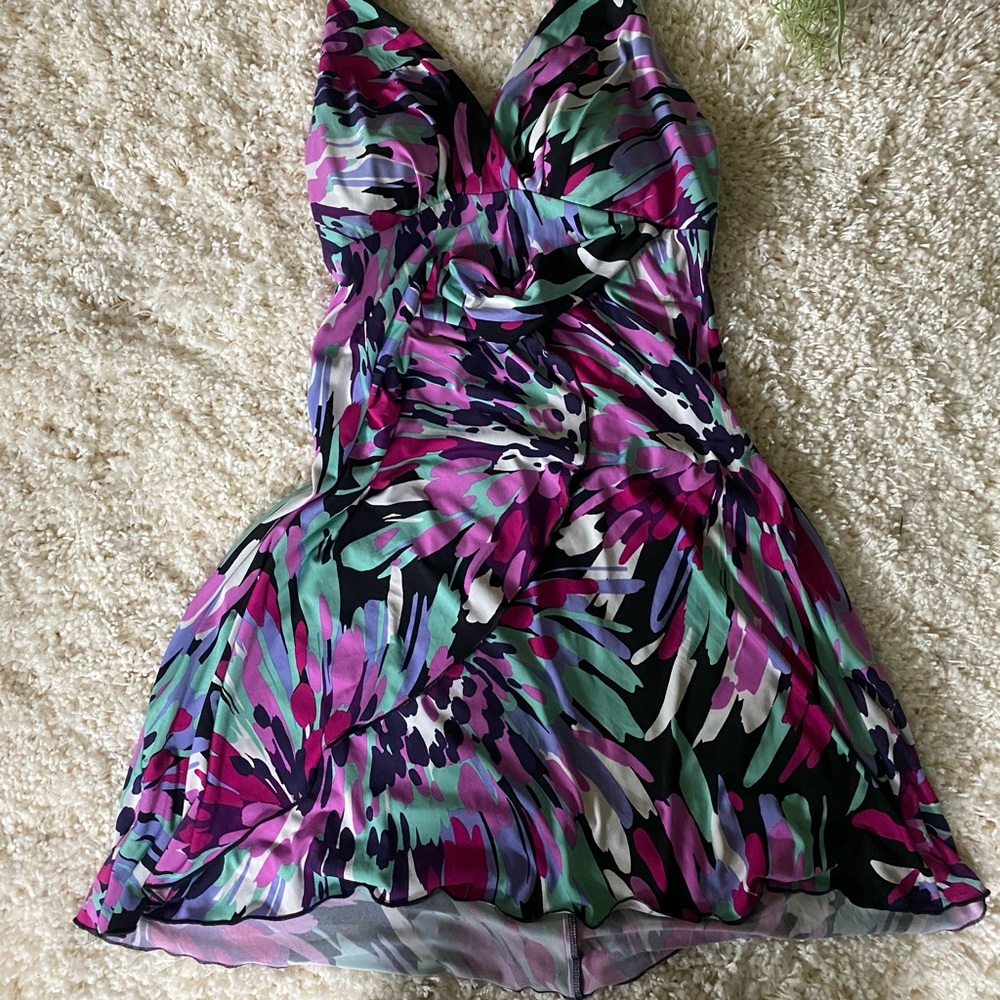 Adorable tie-dye like floral tie up expose back mid thigh Hawaii summer โฆ